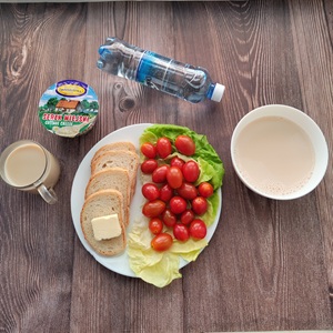 Dieta podstawowa Kawa zbożowa z mlekiem Owsianka z jabłkami Chleb mieszany pszenno-żytni Masło extra Szynka tostowa Ser żółty Pomidor Woda źródlana Sałata zielona